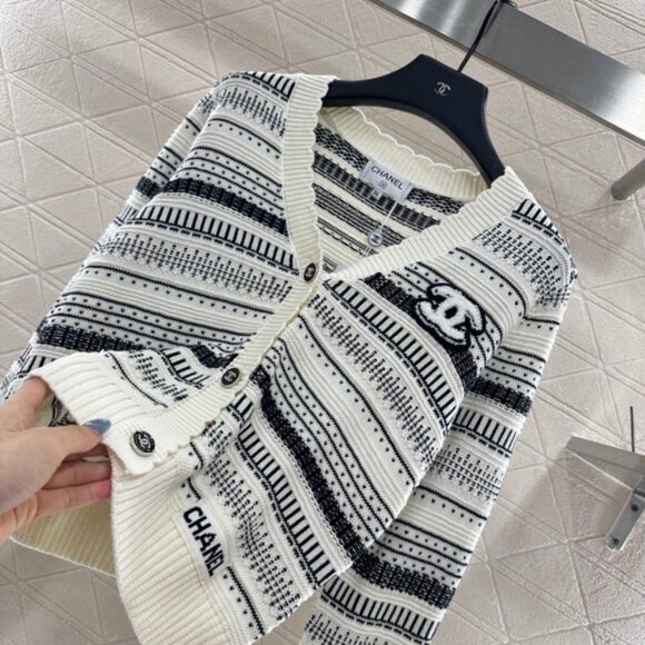 CHANEL Women's Black and Cream Cardigan - Picture 7 of 8